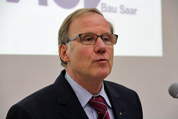 <b>Hans-Ludwig Bernardi</b>, Präsident des AGV Bau Saar, begrüßte neben den 22 ... - ehrung2014_05