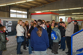 Das Bild zeigt eine Schulklasse beim Rundgang in der Fliesenlegerhalle