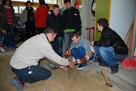 Das Bild zeigt Herrn Lang beim Befestigen der Schnur