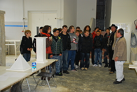 Das Bild zeigt eine Schulklasse beim Rundgang in der Stuckateurhalle