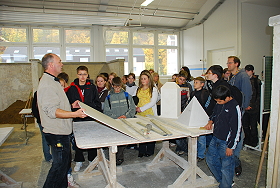 Das Bild zeigt eine Schulklasse beim Rundgang in der Stuckateurhalle