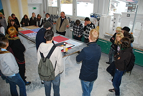 Das Bild zeigt eine Schulklasse beim Rundgang.