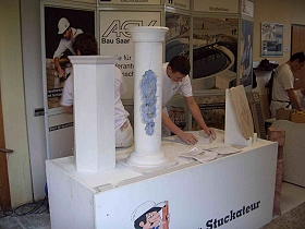 Das Bild zeigt verschiedene Ausstellungsstücke der Stuckateure. Verschiedene Säulen.